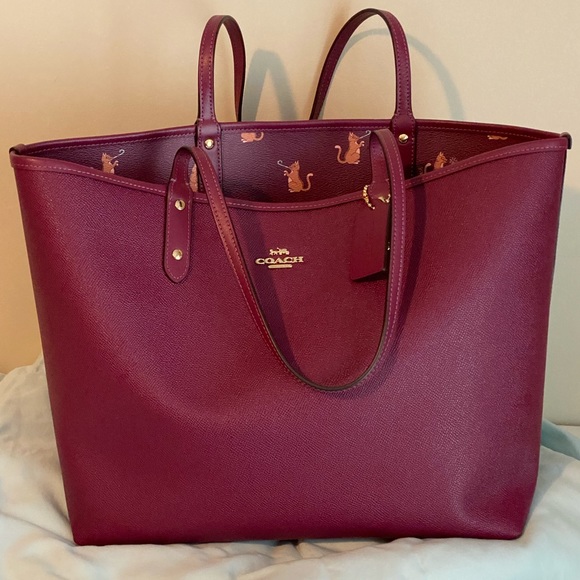 Coach Handbags - Coach shoulder tote, classic design